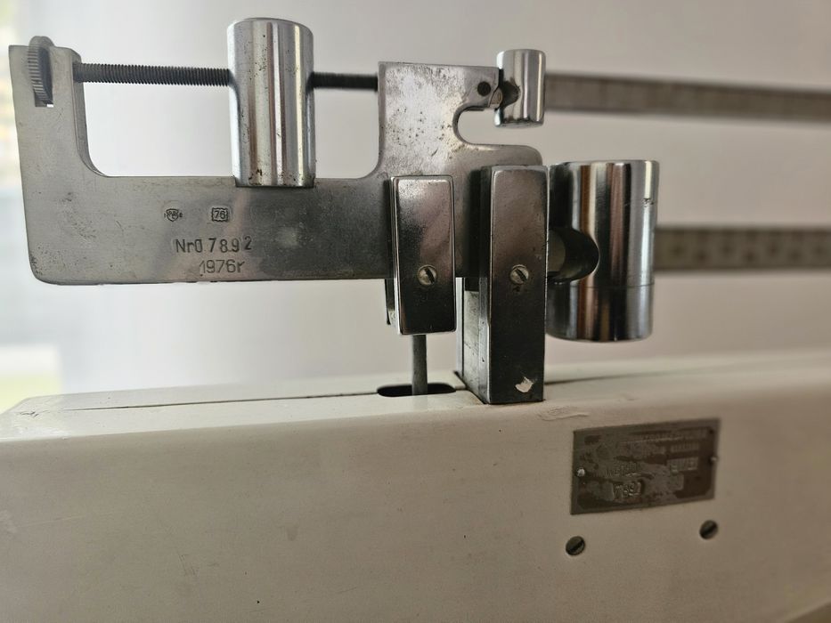 Mechaniczna waga kolumnowa z przesuwnymi odważnikami i miarką wzrostu