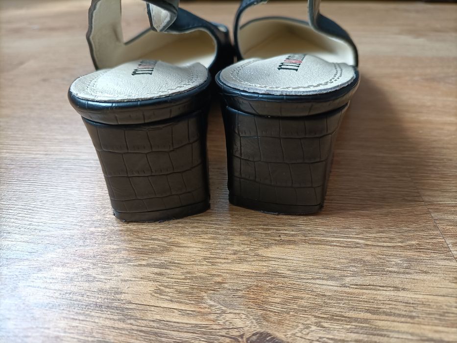 Sandały na słupku Monnari 37