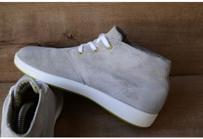 Сірі замшеві черевики