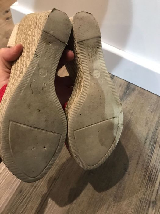 Czerwone buty na koturnie