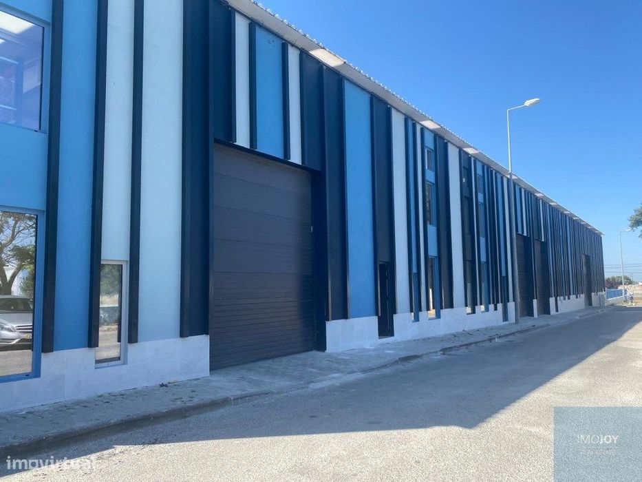 Armazém Inserido na Zona Industrial do Pau Queimado no Montijo