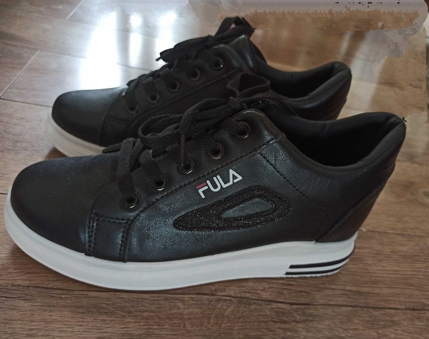 Кроссовки на скрытой танкетке