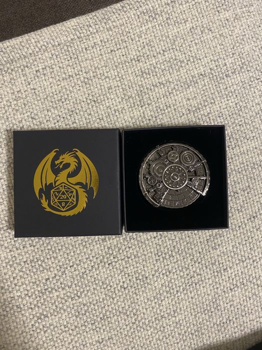 Это металлический спиннер для игры в Dungeons & Dragons (D&D