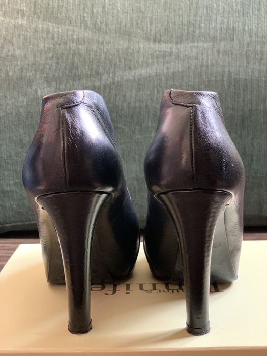 wysokie skórzane szpilki na platformie z ozdobą