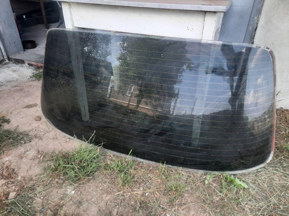 Заднє скло на Мерседес 124