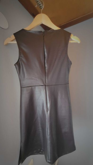 Dopasowana mała czarna dekolt V bez rękawów zamek woskowany materiał