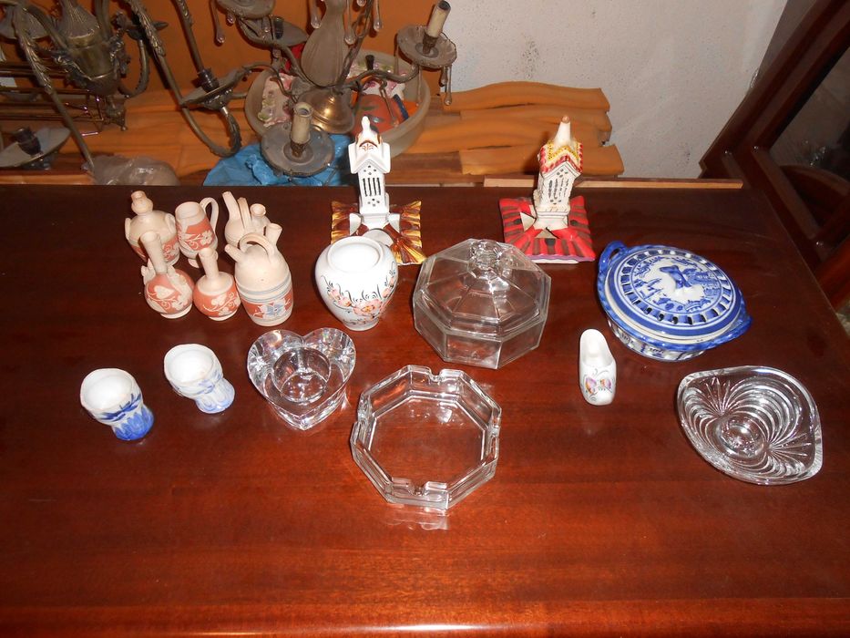 Various antique ceramic pieces426075847435888644