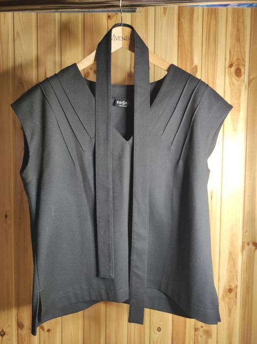 Безрукавка чорна Krisstel 42