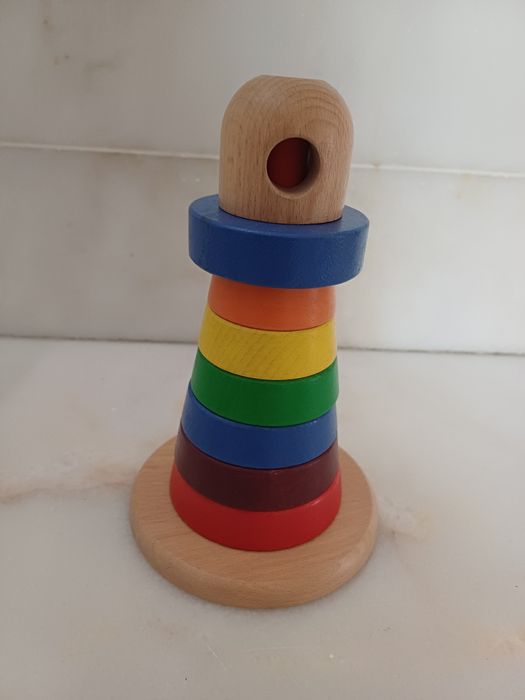 Torre com argolas de enfiar de madeira