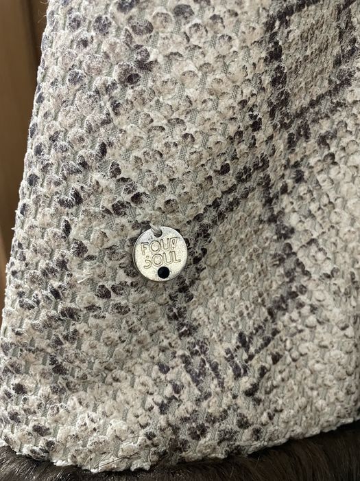 Capa Foursoul creme e castanha