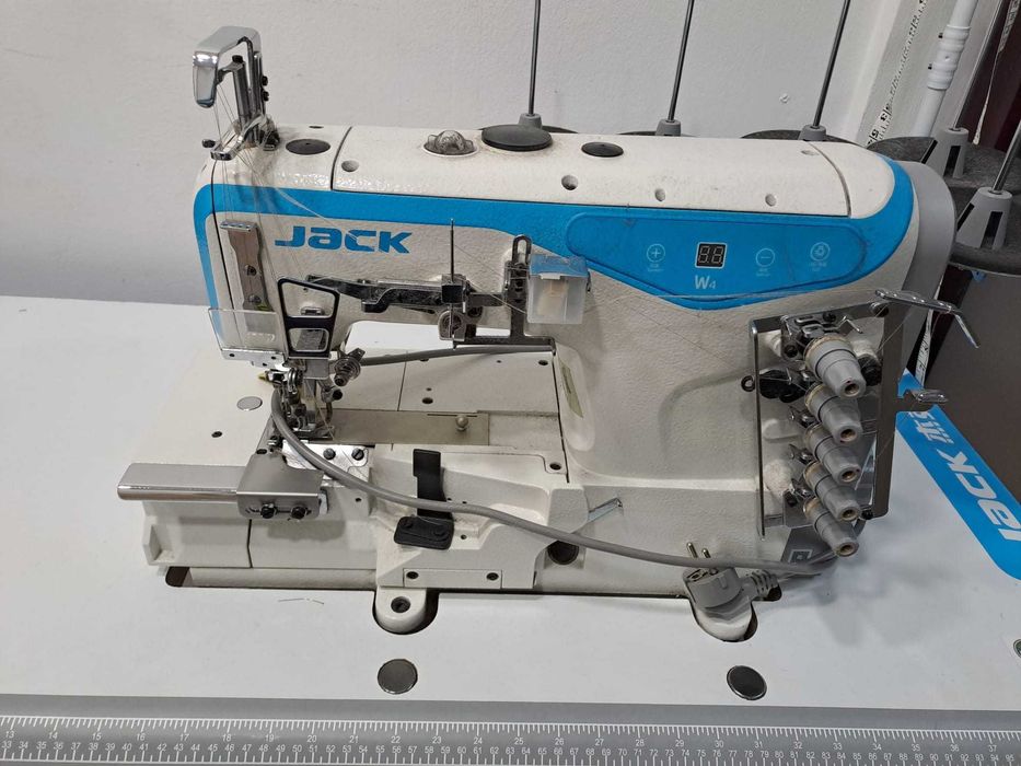 Tres Máquinas de costura pouco uso.