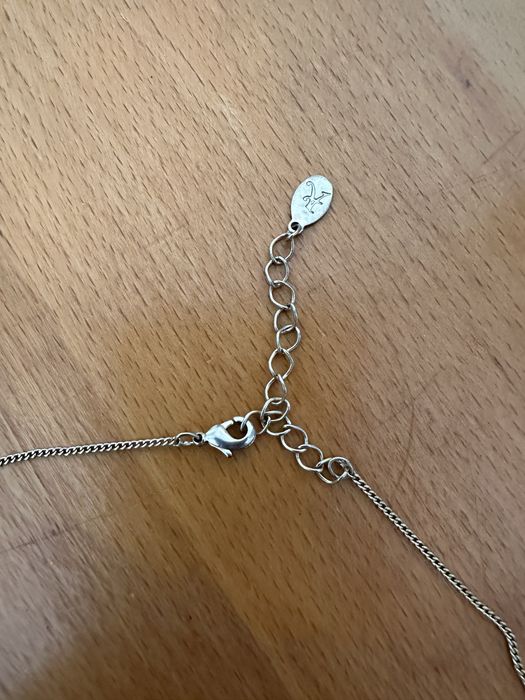 Fio dourado com medalhinha de santa