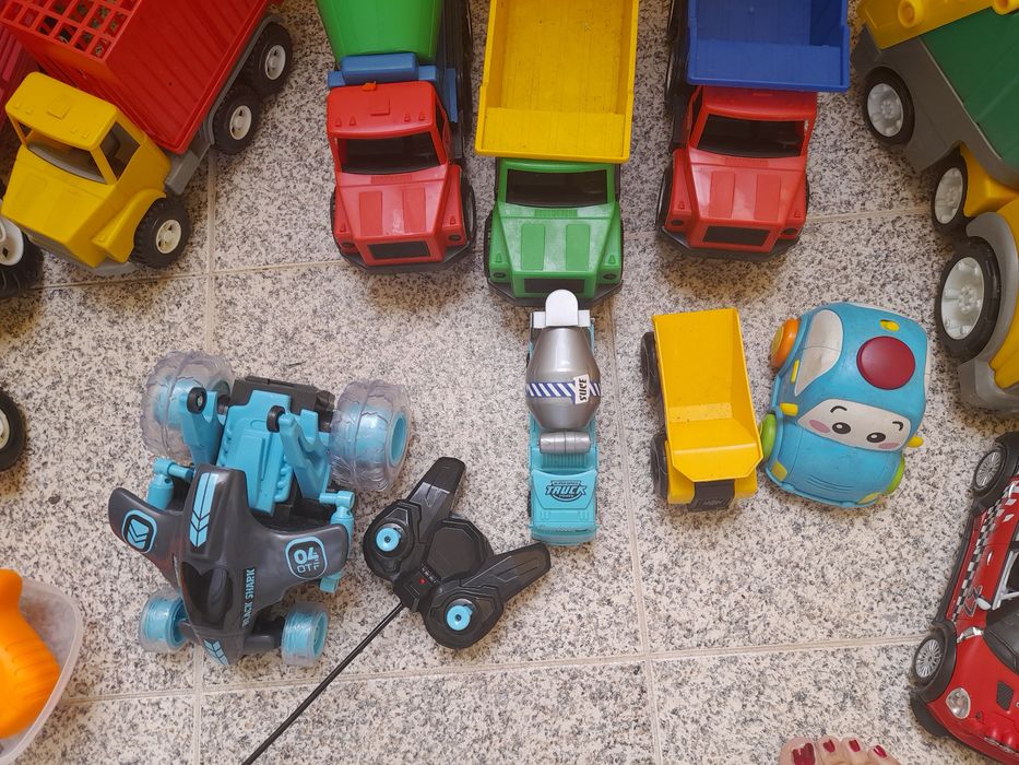 Carros, de vários formatos, mala ferramentas, helicóptero