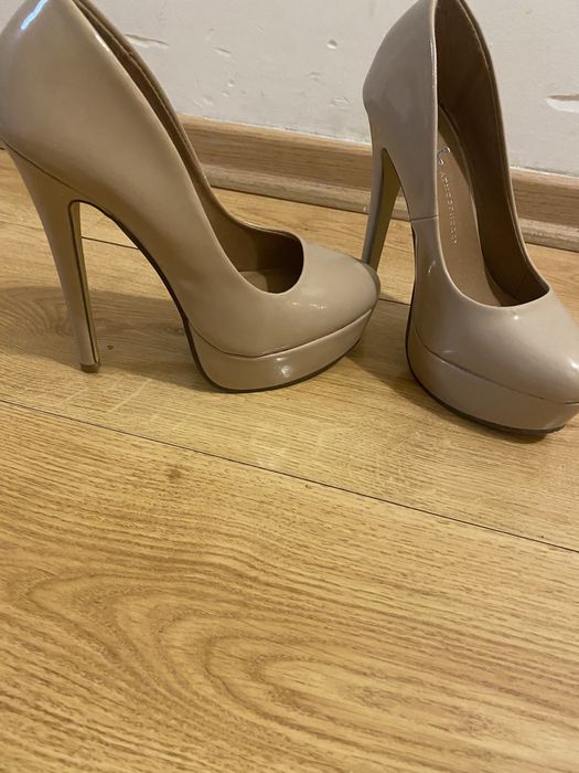 Beige Patent Leather High-Heeled Shoes