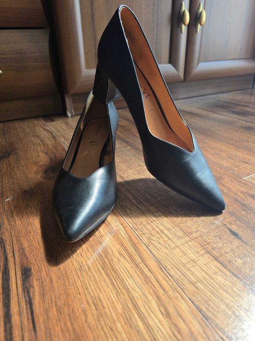 Czółenka na słupku Caprice