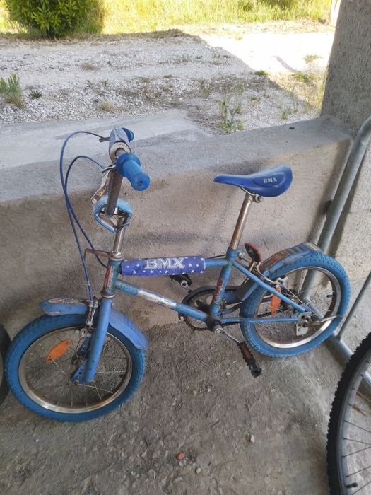 Três bicicletas usadas