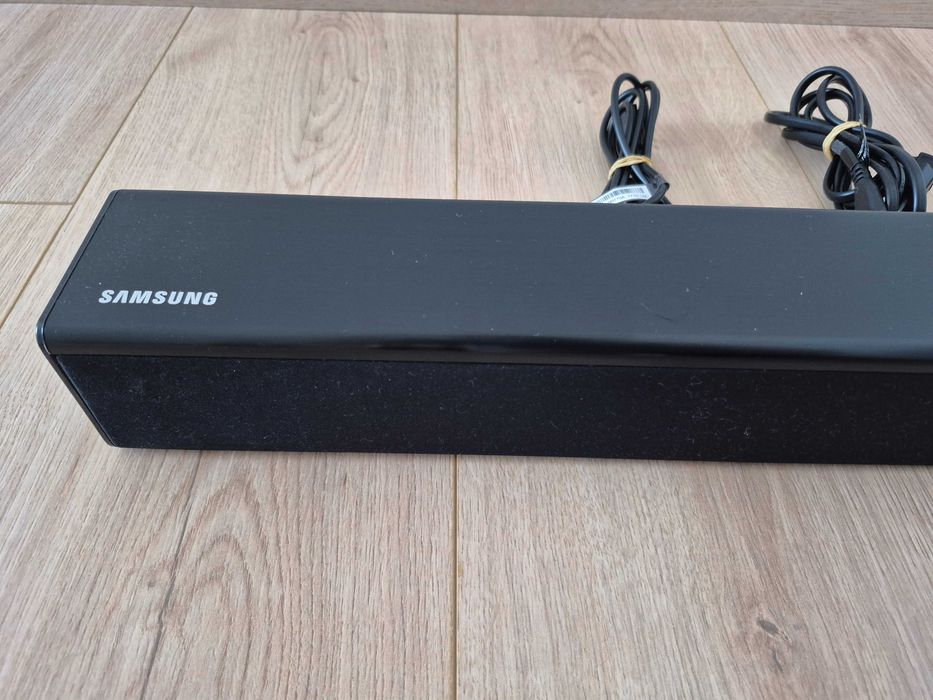 Soundbar Samsung HW-J250 com Bluetooth, comando e cabos