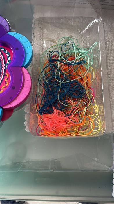 Crianca aprenda a dazer as duas pulseiras