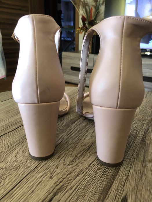 Pudrowo różowe sandałki r.39