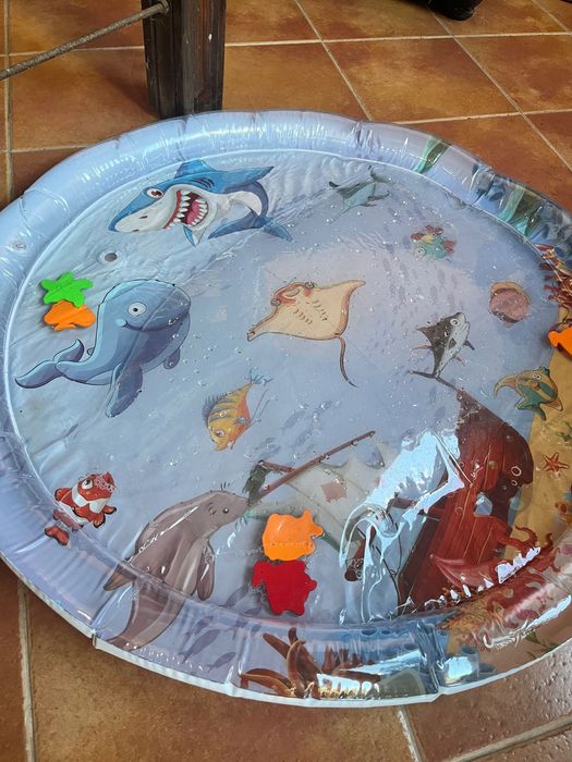 Tapete de brincar com água para bebé