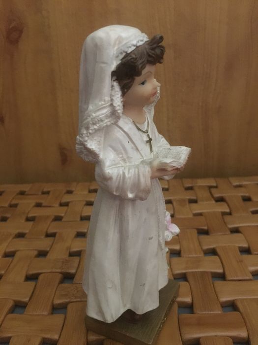 Figurka dziewczynki z ksiazka 17 cm.