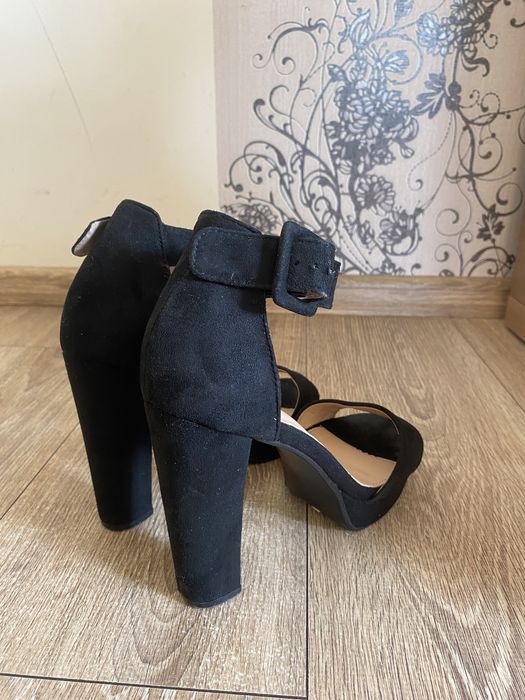 Czarne sandały na słupku Kendall