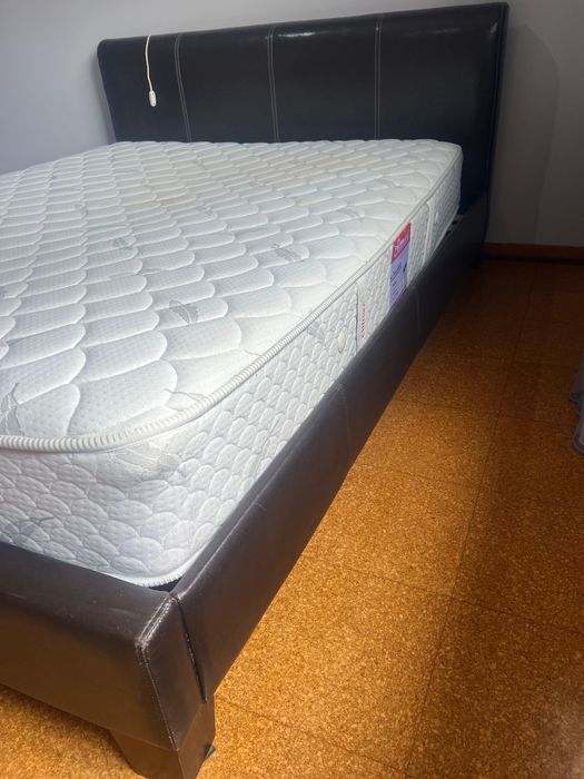 Cama de casal vom colchão em bom estado