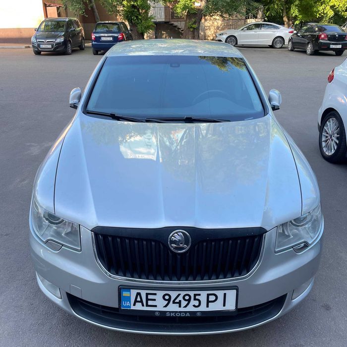 Skoda Superb 2011 продаж авто купити Шкода Суперб в Україні седан ліфтбек автомат DSG бензин комфортний та просторий автомобіль у гарному стані машина