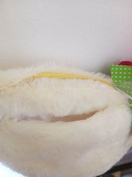 Mala criança pato peluche.