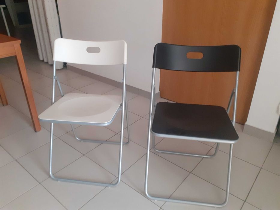 Mesas e cadeiras em metal e pvc