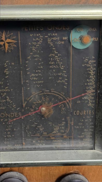 Rádio antigo de válvulas – Caixa em madeira – Anos 40/50