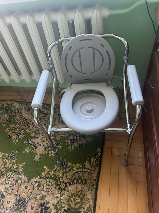 Санітарне крісло для важкохворих людей