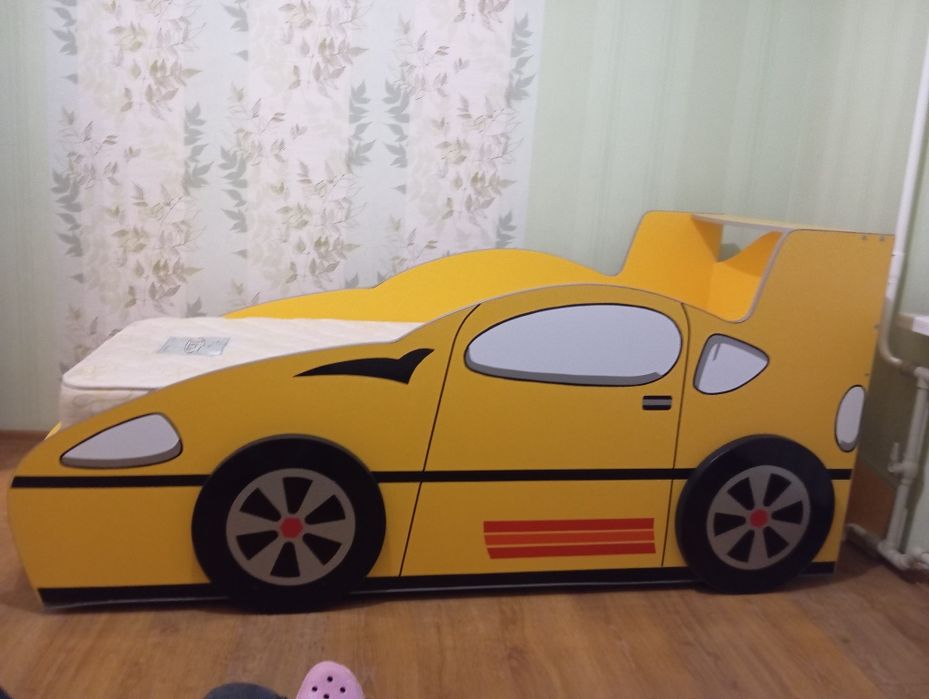 дитяче ліжко з матрацом