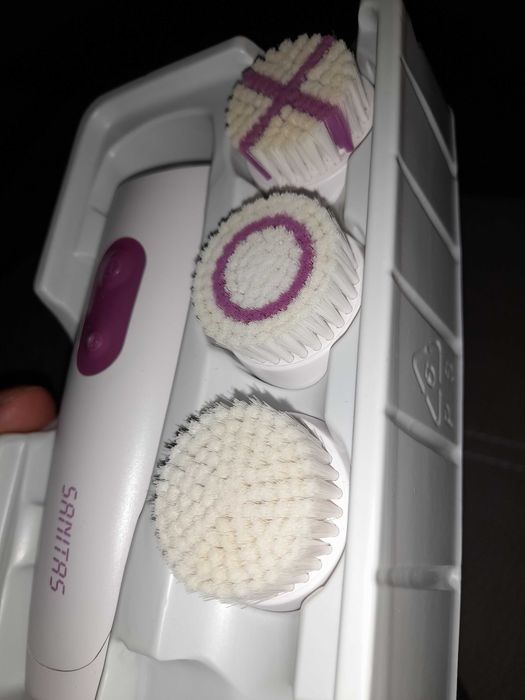 Urządzenie do Oczyszczenia twarzy. Kobieta