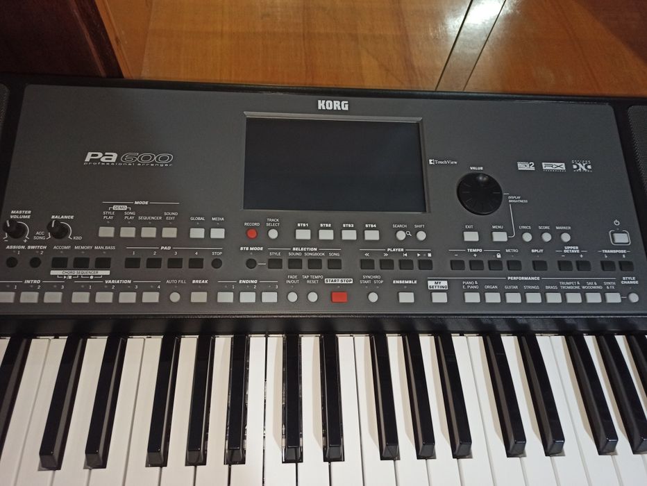 Продам KORG PA 600