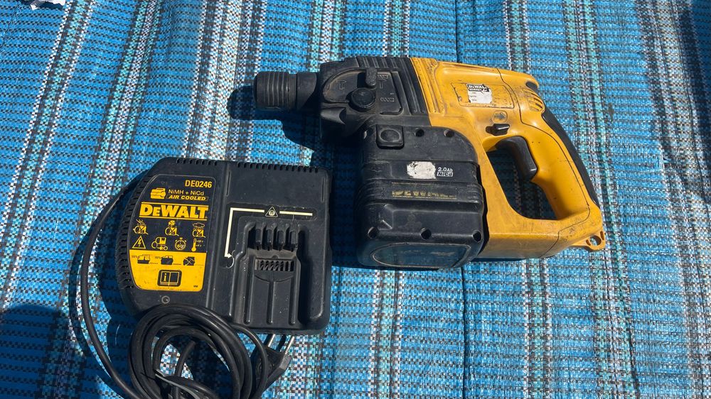 Акумуляторний перфоратор DeWalt