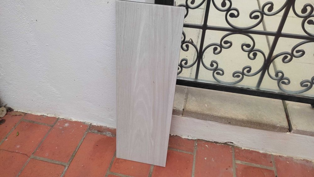 Ceramica cinzenta clara 9m2 marca Leroy Merlin