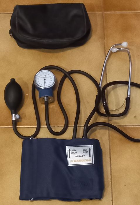 Tensiômetro de Braço Manual com Fonendo Estetoscópio de Alumínio