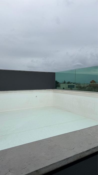 Moradia de Luxo com Piscina e Vista Mar – 100m da Praia de Miramar