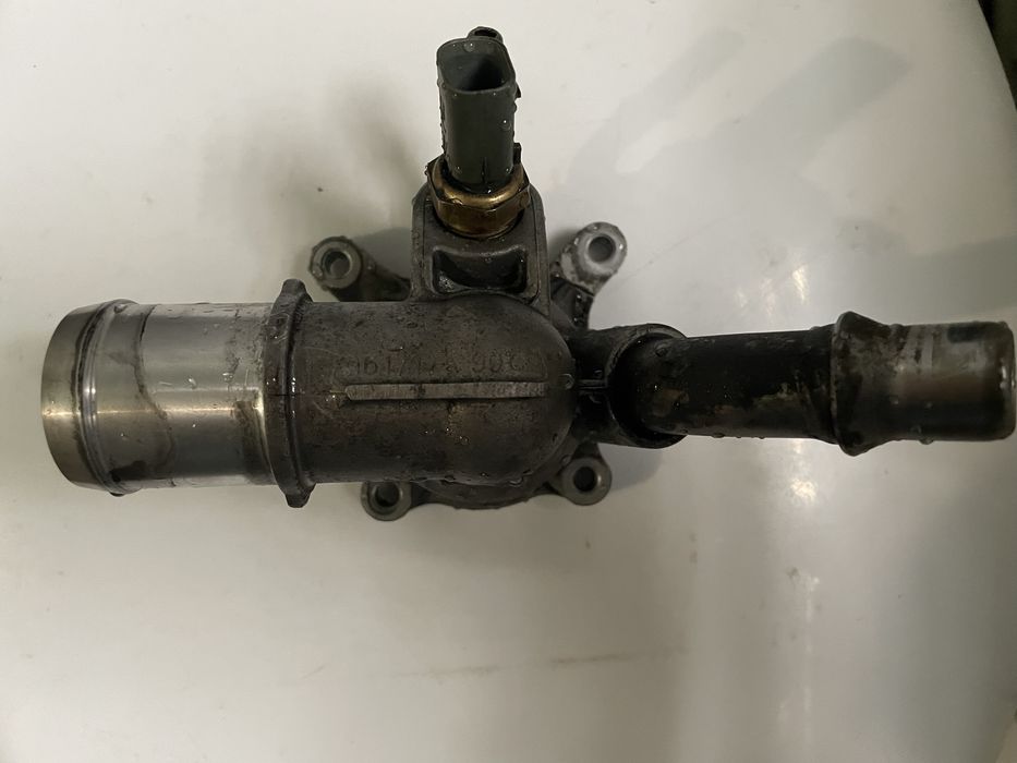 Корпус термостата до Jeep Cherokee 2,4 бензин 2019р Оригінал