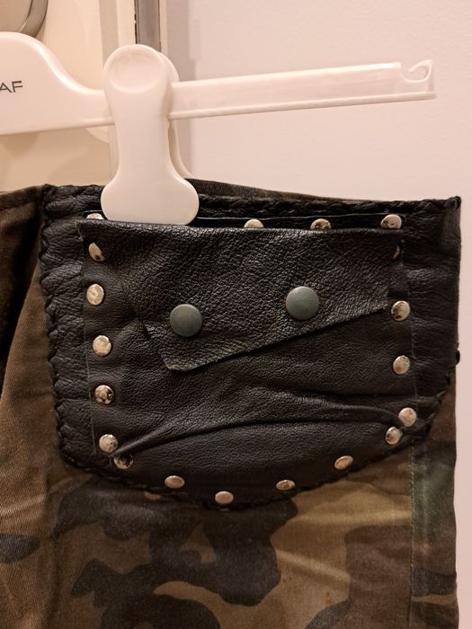Saia curta tropa com bolsos em pele