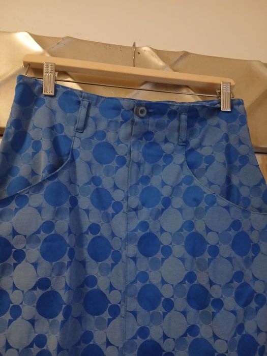 Saia tons azul as bolas, veste pequeno, cintura estreita, 2 rachas