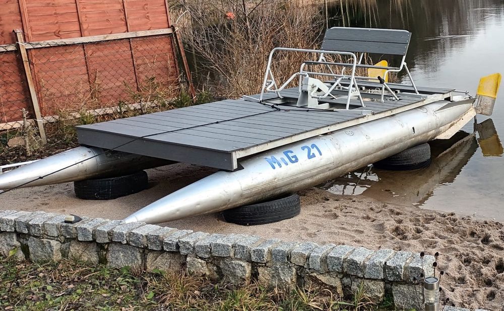 Rower wodny z platformą w stylu PRL