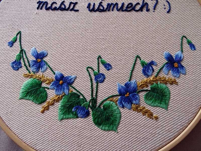 Haft ręczny - fiołki leśne. Prezent na urodziny, ślub, rocznicę