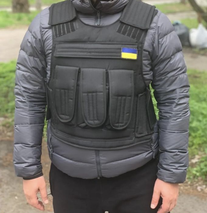 Плитоноска / броник / тактичний жилет з трьома кишенями під магазини.