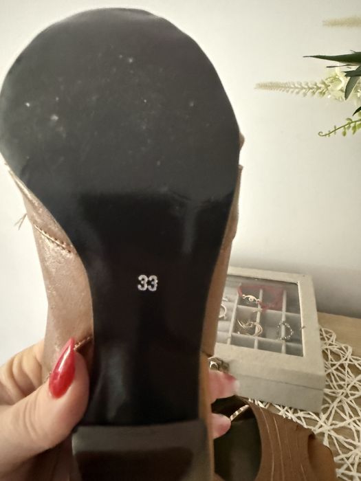 Damskie buty na obcasie 33