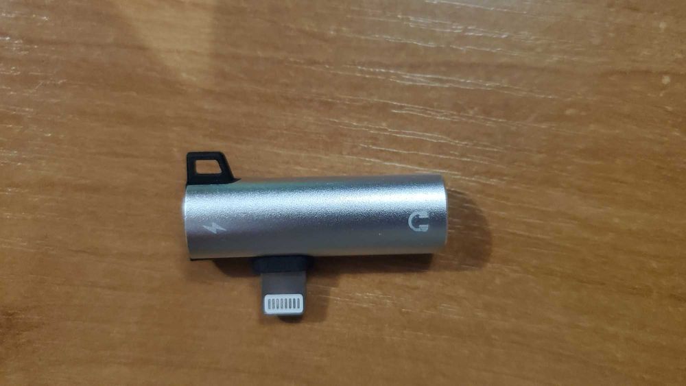 Переходник, адаптер для подключения наушников и зарядки для iPhone