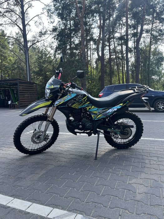 Продам Shineray blackcat 250, в хорошому стані заводиться їде все працює, не димить до мотора питань ніяких, по пластику цілий не працює  стартер