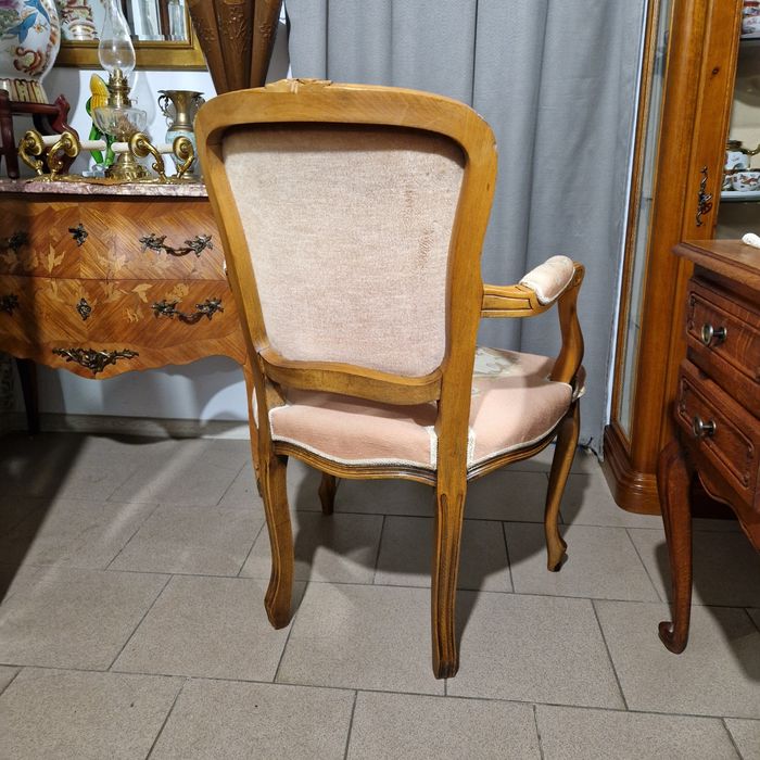 Piękny fotelik w stylu ludwikowskim