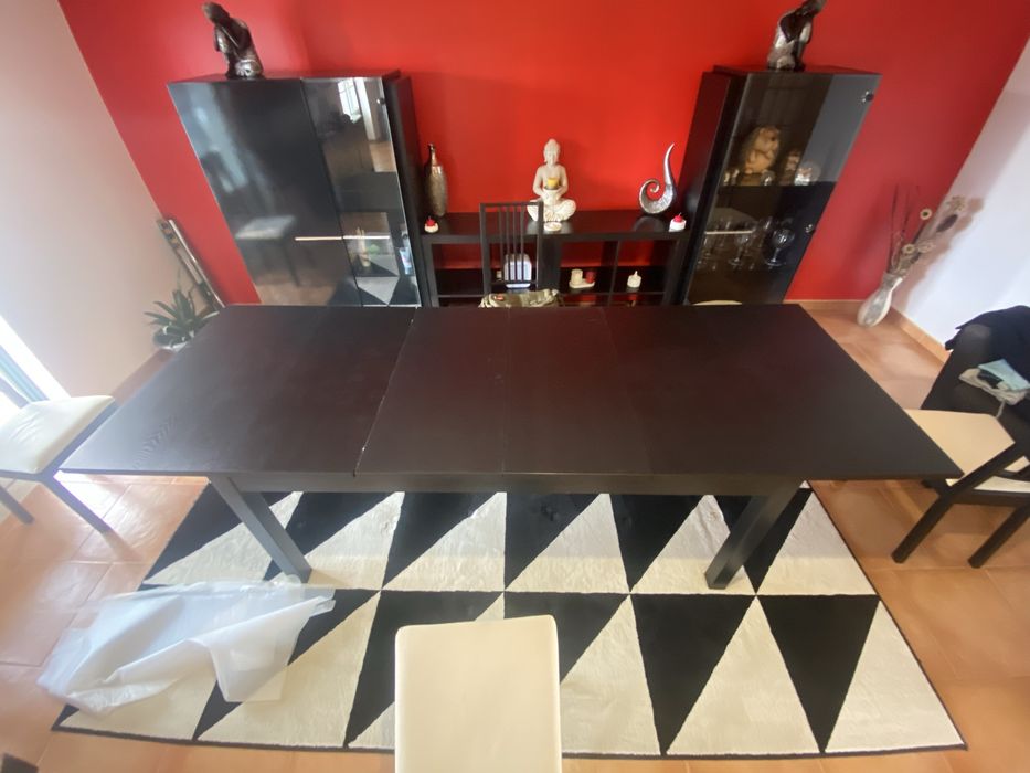 Mesa de sala de jantar extensivel usada e cadeiras